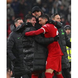 Abrazados afectuosamente, el entrenador y los jugadores del Liverpool celebraron su victoria en el contraataque